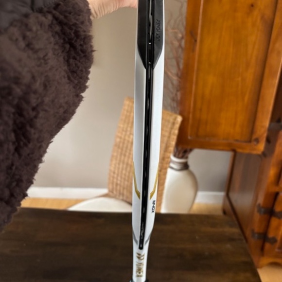 YONEX EZONE 100 Racquet: Naomi Osaka Gold Edition 4 3/8 grip - Picture 4 of 9